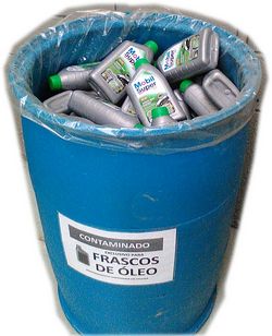 Coleta de Frascos Plásticos Vazios de Óleo Lubrificante Usado ou Contaminado